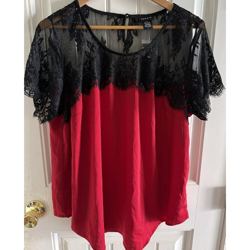 Torrid Women's Short Sleeve Blouse Size 1 Red With Black Lace